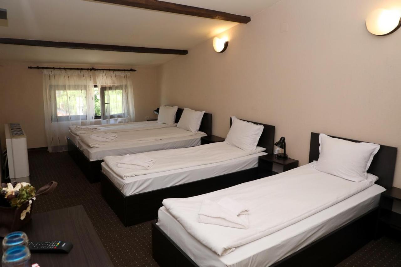 Опълченец Hotel Шипка Екстериор снимка